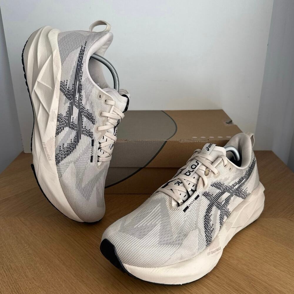 ASICS Nova Blast 5 Oatmeal/Black Men Running Sneakers- SZ 11